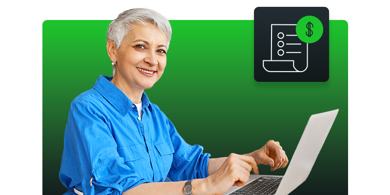 Gestionnaire souriante travaillant sur ordinateur portable, illustrant le module Facturation de Neo TMS, qui génère et valide automatiquement les factures clients.