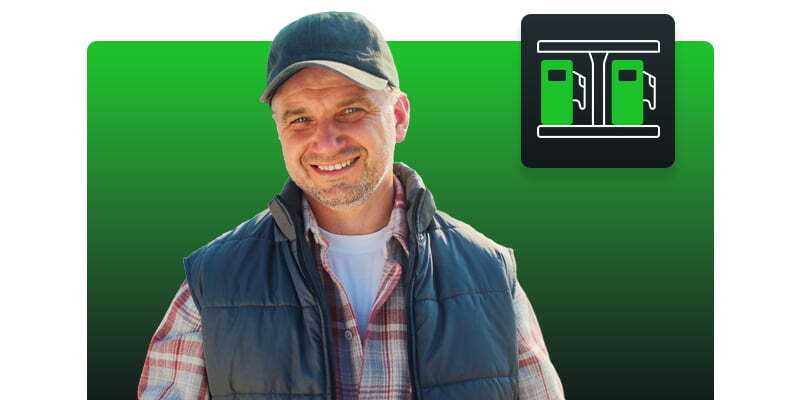 Chauffeur souriant devant un fond vert, représentant la livraison de carburant optimisée avec Neo TMS grâce à l’application mobile incluant plans de station, directives d’accès et traçabilité complète des volumes livrés.
