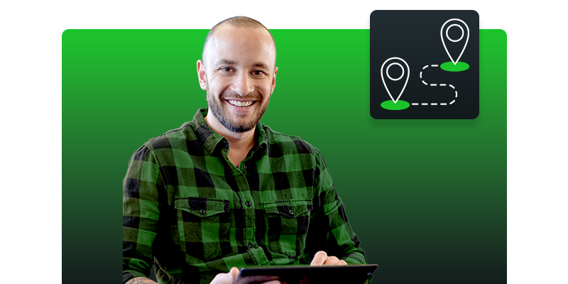 Répartiteur souriant devant son ordinateur, illustrant le module Répartition de Neo TMS, qui assigne les voyages en temps réel et facilite le suivi des opérations.