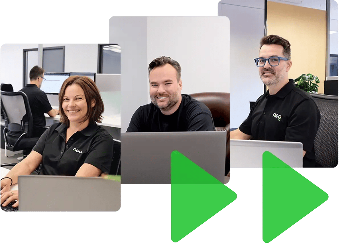 Équipe de soutien Neo TMS souriante au bureau, illustrant l’accompagnement humain et personnalisé offert aux transporteurs pour leurs besoins en gestion du transport.