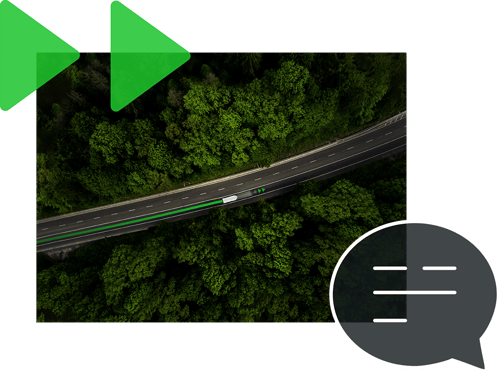 Vue aérienne d’un camion lourd sur une autoroute bordée de forêts, avec flèche verte symbolisant Neo TMS, la solution qui optimise la planification des trajets et renforce la performance des transporteurs routiers.