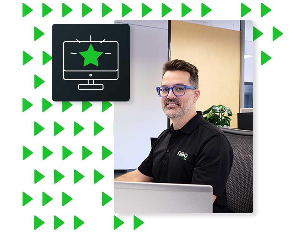 Spécialiste Neo en succès client souriant devant son ordinateur, illustrant le service d’accompagnement personnalisé de Neo pour maximiser la satisfaction des transporteurs.