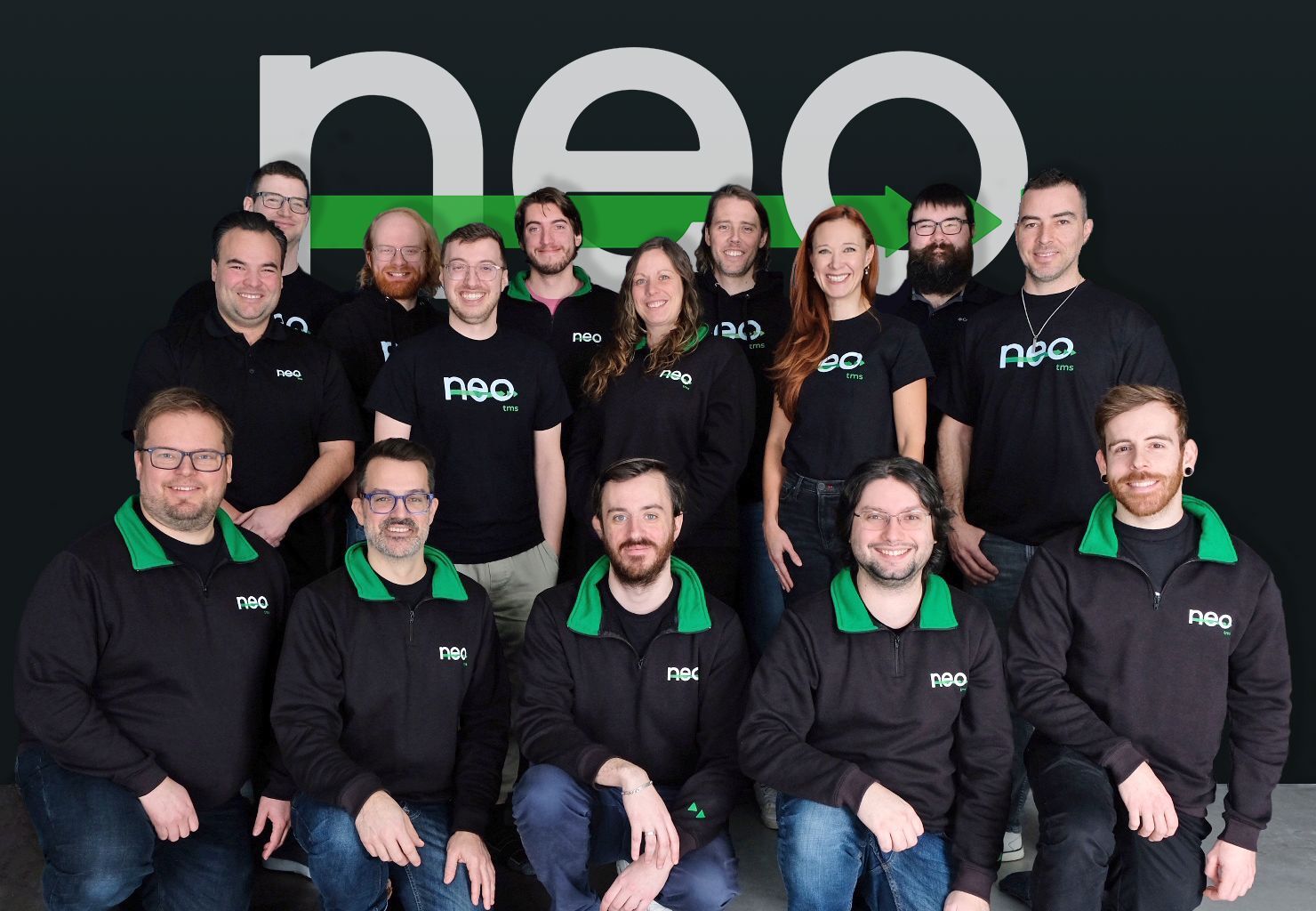 Photo d’équipe Neo TMS 2025, un groupe de professionnels du transport et de la technologie réunis devant le logo Neo, illustrant la mission de l’entreprise d’accompagner les transporteurs avec des solutions innovantes et humaines.