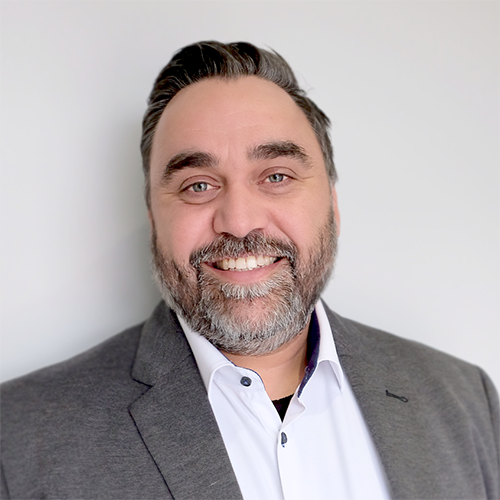 Portrait professionnel de Gabriel Maltais, responsable du développement des affaires chez Neo TMS, présentant un sourire chaleureux.