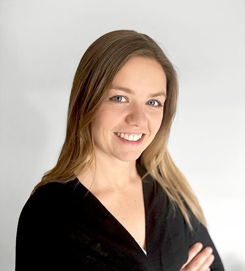 Portrait professionnel de Vicky Tremblay, directrice aux finances Neo TMS, sourire accueillant