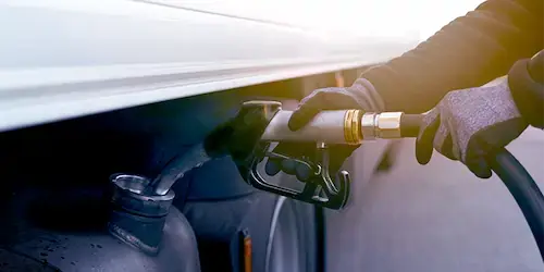 Cartes - Abonnement - Neo Conducteur de camion lourd faisant le plein de carburant, illustrant Neo Énergie, la solution de Neo TMS pour optimiser les coûts de diesel et réduire les dépenses en transport routier.Énergie - Small