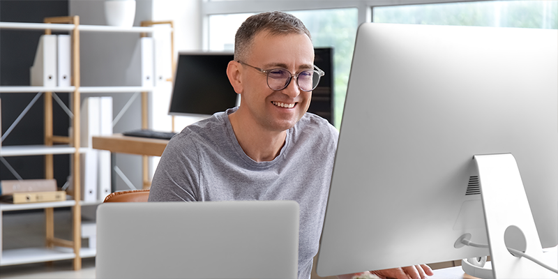 Camion sur une route entourée de forêt et de champs. Neo Répartition assigne les commandes aux chauffeurs en temps réel, simplifie le suivi des voyages et augmente l’efficacité de vos opérations de transport.