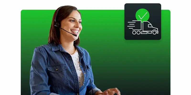 Smiling dispatcher with headset, illustrating Neo TMS Order module, which automates order creation and validation for greater efficiency.