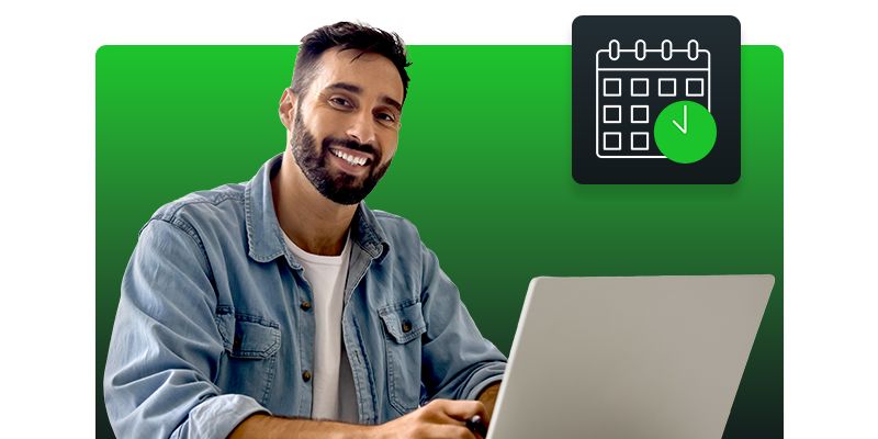 Répartiteur utilisant un portable, illustrant le module Planification de Neo TMS, qui optimise les trajets et maximise le profit par mile.