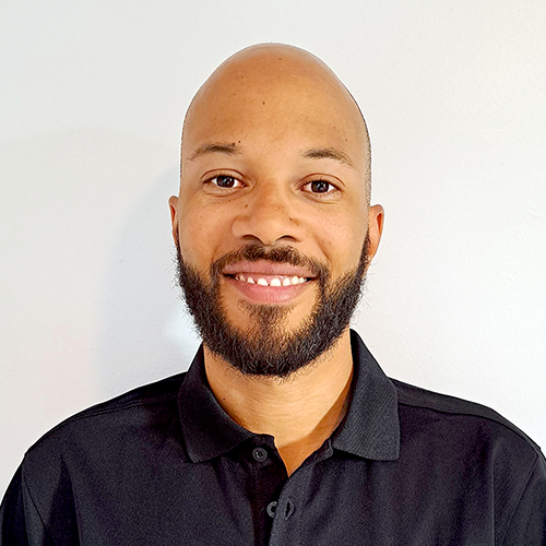 Portrait professionnel de Mathieu Ruffe, analyste d'affaires chez Neo TMS, portant un polo noir de l’entreprise.