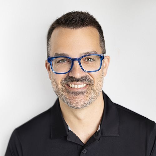 Portrait professionnel de Nicolas Tremblay, analyste d'affaires chez Neo TMS, portant un polo noir de l’entreprise